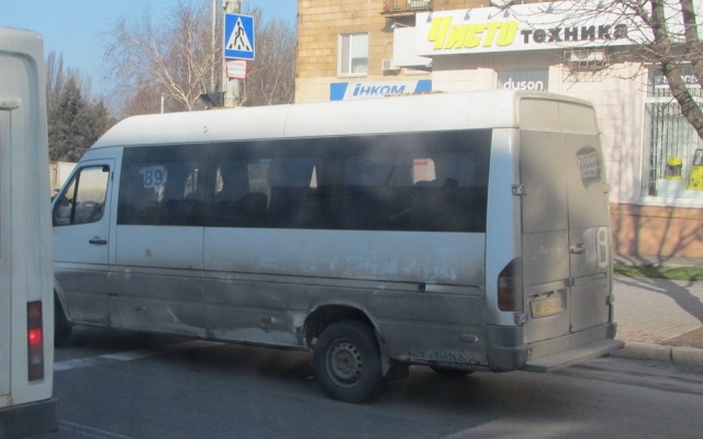 В Запорожье водитель маршрутки толкнул стоящих на светофоре женщин. ФОТО Фото № 0 В Запорожье водитель маршрутки толкнул стоящих на светофоре женщин. ФОТО Фото № 0