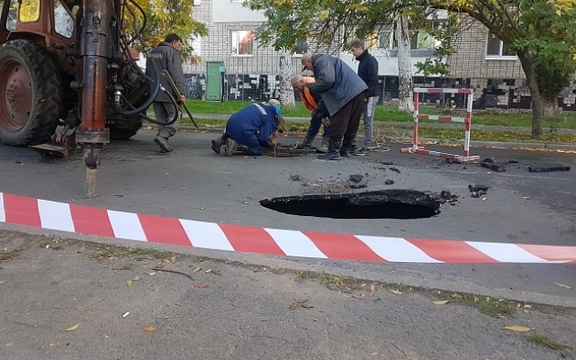 ЧП: На запорожском курорте огромный кусок асфальта на дороге провалился под землю (ФОТО) Фото № 1 ЧП: На запорожском курорте огромный кусок асфальта на дороге провалился под землю (ФОТО) Фото № 1