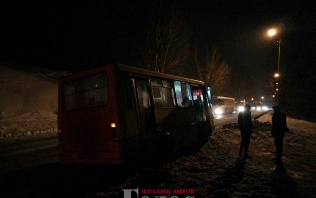 На Хортице у маршрутки на ходу отвалилось колесо (ФОТО) Фото № 1 На Хортице у маршрутки на ходу отвалилось колесо (ФОТО) Фото № 1