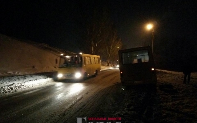 На Хортице у маршрутки на ходу отвалилось колесо (ФОТО) Фото № 2 На Хортице у маршрутки на ходу отвалилось колесо (ФОТО) Фото № 2
