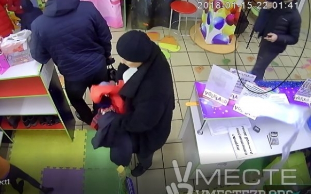 В развлекательном центре вор попал в объектив видеокамеры (ФОТО, ВИДЕО) Фото № 3 В развлекательном центре вор попал в объектив видеокамеры (ФОТО, ВИДЕО) Фото № 3
