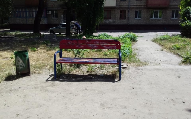 Запорожцы испортили площадку солидолом, чтобы избавиться от шумных компаний (ФОТО) Фото № 4 Запорожцы испортили площадку солидолом, чтобы избавиться от шумных компаний (ФОТО) Фото № 4