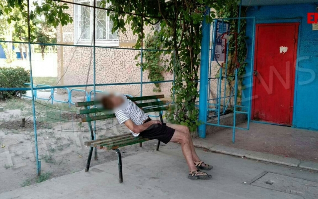 Под подъездом многоэтажки обнаружен труп (ФОТО 18+) Фото № 1 Под подъездом многоэтажки обнаружен труп (ФОТО 18+) Фото № 1