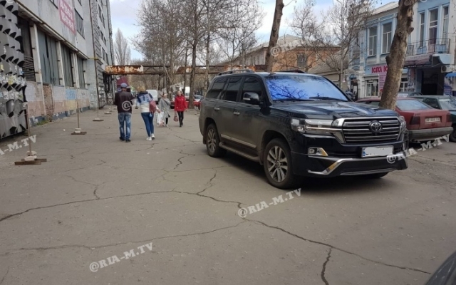 Автохам на джипе с херсонскими номерами перегородил тротуар (ФОТО) Фото № 2 Автохам на джипе с херсонскими номерами перегородил тротуар (ФОТО) Фото № 2