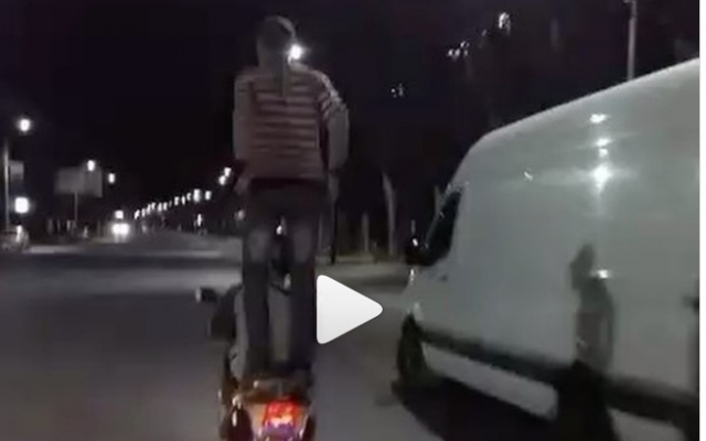 В сети показали видео экстремального поступка на городском проспекте Фото № 0 В сети показали видео экстремального поступка на городском проспекте Фото № 0