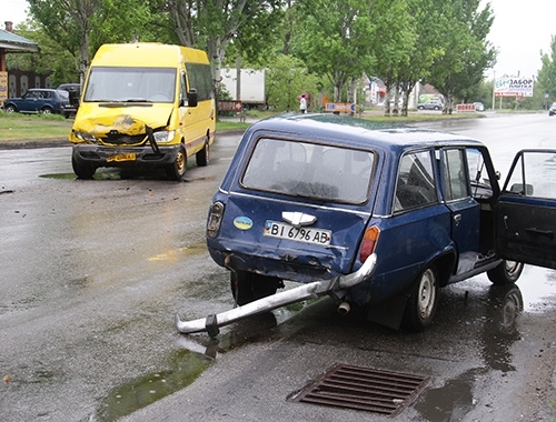Смотрите: Маршрутка въехала в Смотрите: Маршрутка въехала в