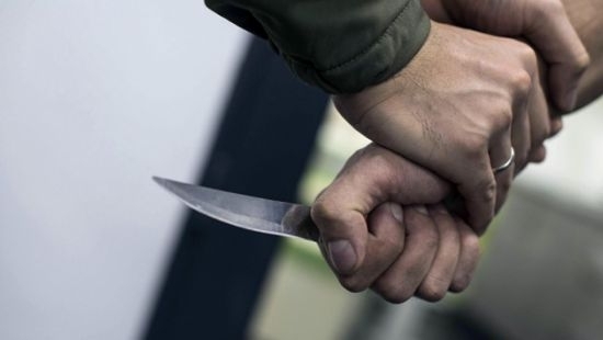 В одной из многоэтажек мужчина с ножом терроризирует соседей Фото № 0 В одной из многоэтажек мужчина с ножом терроризирует соседей Фото № 0