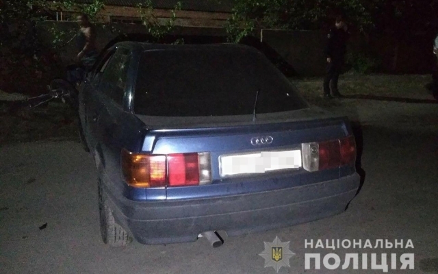 Автомобиль насмерть сбил мужчину и мальчика на велосипедах: Полиция разыскивает свидетелей смертельного ДТП (ФОТО) Фото № 0 Автомобиль насмерть сбил мужчину и мальчика на велосипедах: Полиция разыскивает свидетелей смертельного ДТП (ФОТО) Фото № 0