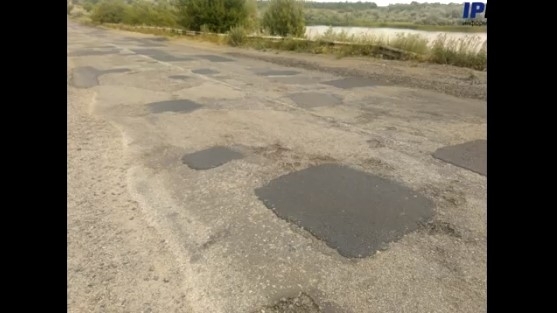 Чиновник радостно отрапортовал о ремонте дороги, а ехать по ней по-прежнему невозможно (ВИДЕО) Фото № 0 Чиновник радостно отрапортовал о ремонте дороги, а ехать по ней по-прежнему невозможно (ВИДЕО) Фото № 0