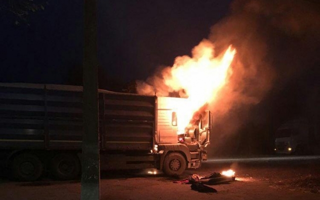 На запорожской трассе горела кабина грузовика (ФОТО) Фото № 4 На запорожской трассе горела кабина грузовика (ФОТО) Фото № 4