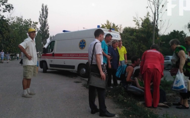 В Запорожье пассажиры маршрутки спасли жизнь девушке (ФОТО) Фото № 0 В Запорожье пассажиры маршрутки спасли жизнь девушке (ФОТО) Фото № 0