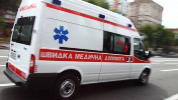 Рухнувшее дерево перегородило дорогу Рухнувшее дерево перегородило дорогу