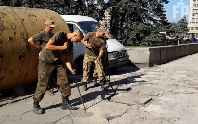 Демонтированные плиты, с площади перед ОГА, забрали военные Фото № 0 Демонтированные плиты, с площади перед ОГА, забрали военные Фото № 0