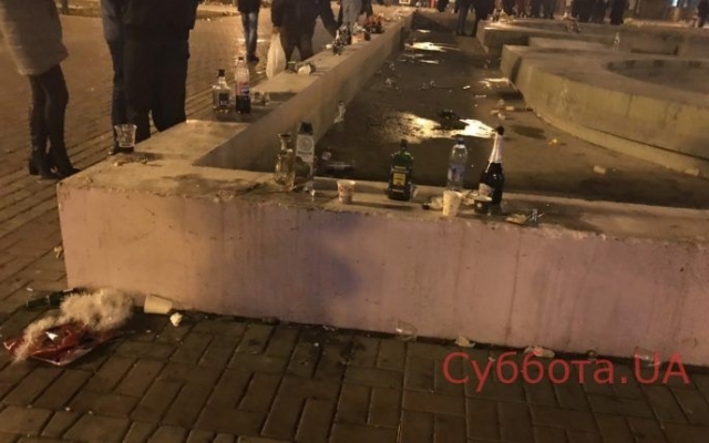 Горожане оставили после празднеств Горожане оставили после празднеств