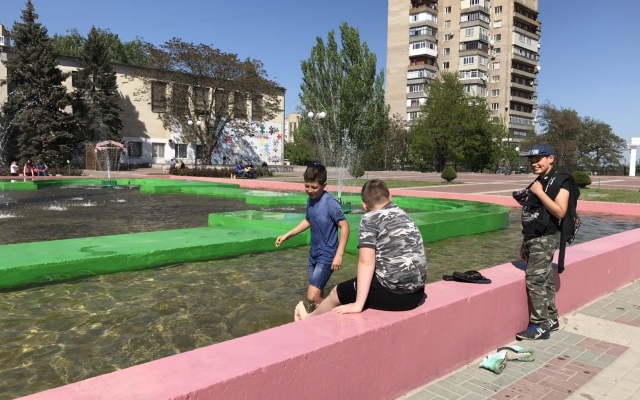 Мелитопольцы плавают в городских фонтанах (ФОТО) Фото № 2 Мелитопольцы плавают в городских фонтанах (ФОТО) Фото № 2