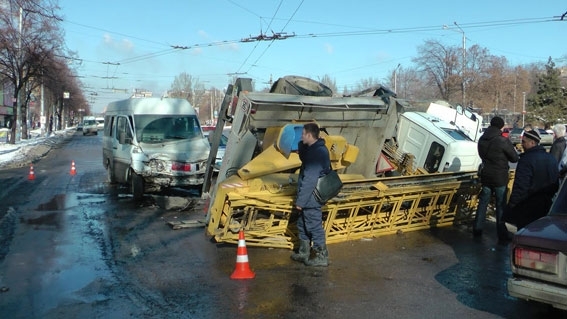 Появились подробности аварии с участием маршрутки и автовышки Фото № 1 Появились подробности аварии с участием маршрутки и автовышки Фото № 1