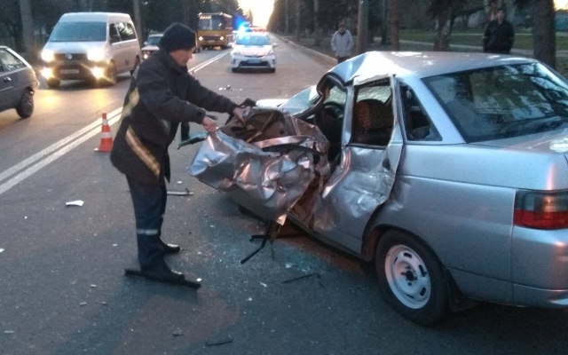В Запорожье произошло массовое ДТП: Людей вырезали из авто (ФОТО) Фото № 5 В Запорожье произошло массовое ДТП: Людей вырезали из авто (ФОТО) Фото № 5