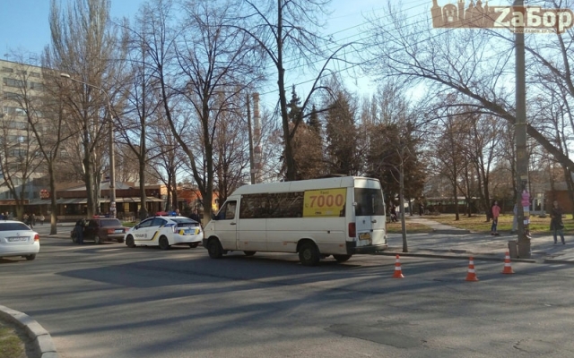 В центре Запорожья маршрутка сбила пешехода Фото № 2 В центре Запорожья маршрутка сбила пешехода Фото № 2