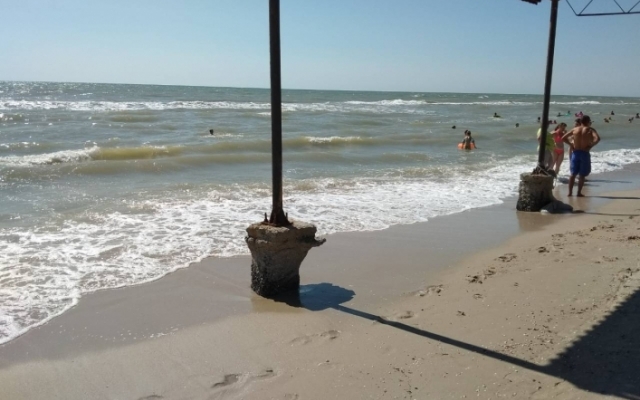 В Кирилловке море едва не унесло огромный навес (ФОТО) Фото № 0 В Кирилловке море едва не унесло огромный навес (ФОТО) Фото № 0