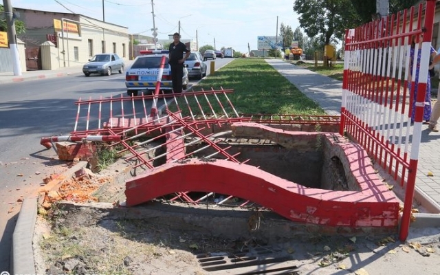 Под Запорожьем автомобиль на полном ходу Под Запорожьем автомобиль на полном ходу