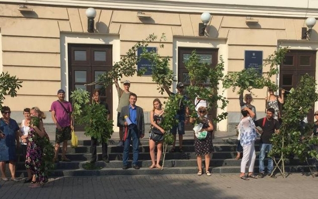 Запорожцы принесли к мэрии ветки (ФОТО) Фото № 1 Запорожцы принесли к мэрии ветки (ФОТО) Фото № 1