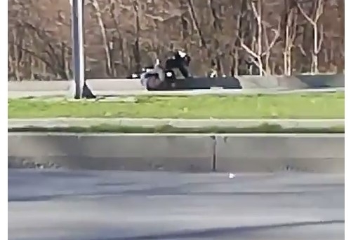 В Запорожье посреди улицы жестоко избивали мужчину (ВИДЕО) Фото № 0 В Запорожье посреди улицы жестоко избивали мужчину (ВИДЕО) Фото № 0