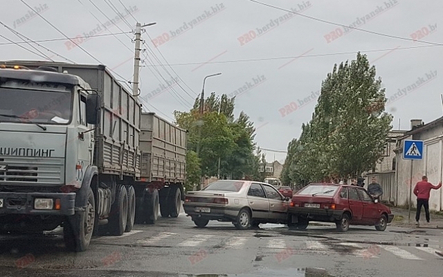 Возле автовокзала столкнулись легковушки (ФОТО) Фото № 1 Возле автовокзала столкнулись легковушки (ФОТО) Фото № 1