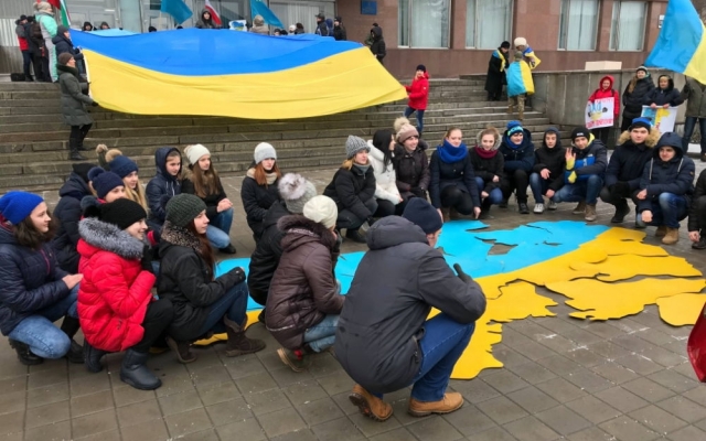 Запорожцы митингуют под ОГА (ФОТО) Фото № 2 Запорожцы митингуют под ОГА (ФОТО) Фото № 2