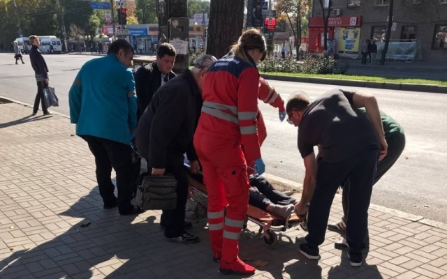 Возле Малого рынка лежал мужчина без сознания (ФОТО) Фото № 2 Возле Малого рынка лежал мужчина без сознания (ФОТО) Фото № 2