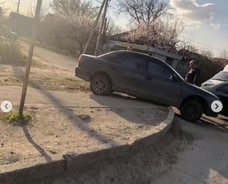 В Запорожье автомобиль застрял в бордюре (ФОТО, ВИДЕО) Фото № 0 В Запорожье автомобиль застрял в бордюре (ФОТО, ВИДЕО) Фото № 0