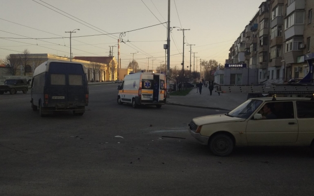 ДТП возле автовокзала: Легковушка опрокинулась (ФОТО) Фото № 3 ДТП возле автовокзала: Легковушка опрокинулась (ФОТО) Фото № 3