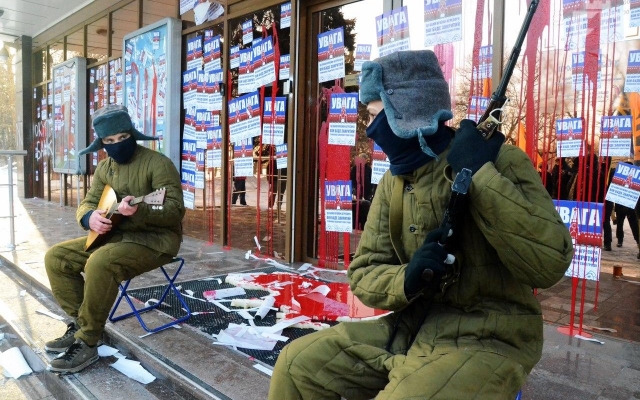 Смотрите: запорожские активисты вновь блокируют банк Фото № 4 Смотрите: запорожские активисты вновь блокируют банк Фото № 4