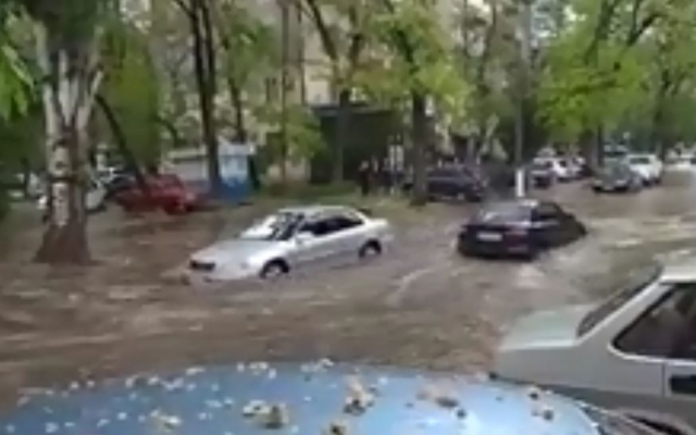 Стихия в Запорожье: В центре тонули автомобили (ФОТО, ВИДЕО) Фото № 0 Стихия в Запорожье: В центре тонули автомобили (ФОТО, ВИДЕО) Фото № 0