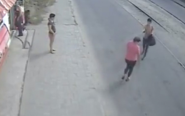 Все не так однозначно: В сети появилось видео конфликта подростка и продавца в Запорожье Фото № 0 Все не так однозначно: В сети появилось видео конфликта подростка и продавца в Запорожье Фото № 0