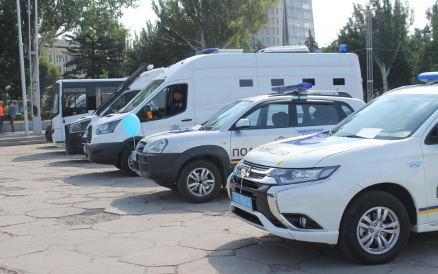 В центре Запорожья полицейские показывают боевое оружие и служебные авто (ФОТО) Фото № 3 В центре Запорожья полицейские показывают боевое оружие и служебные авто (ФОТО) Фото № 3