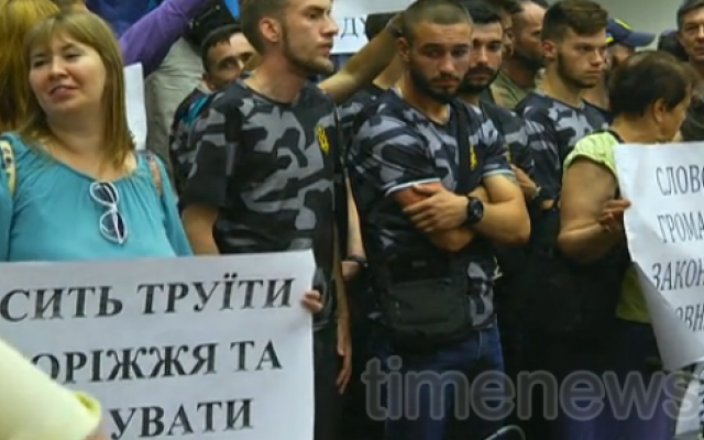 В Запорожье сессия началась с протестов и пикетов (ФОТО) Фото № 4 В Запорожье сессия началась с протестов и пикетов (ФОТО) Фото № 4