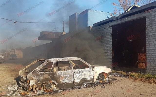 Под Запорожьем хозяин оставил на улице свой пылающий автомобиль (ФОТО) Фото № 0 Под Запорожьем хозяин оставил на улице свой пылающий автомобиль (ФОТО) Фото № 0