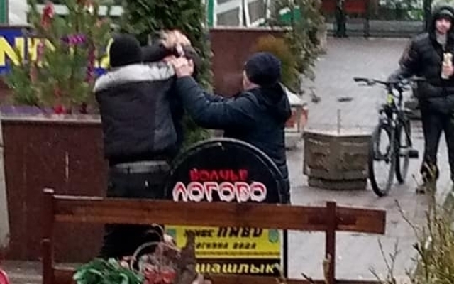 В центре Запорожья произошла массовая драка (ФОТО) Фото № 6 В центре Запорожья произошла массовая драка (ФОТО) Фото № 6