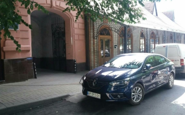 Автохам не выпустил со двора коммунальщиков (ФОТО) Фото № 1 Автохам не выпустил со двора коммунальщиков (ФОТО) Фото № 1