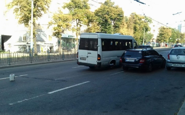 На Соборном проспекте замечена маршрутка без колеса (ФОТО) Фото № 1 На Соборном проспекте замечена маршрутка без колеса (ФОТО) Фото № 1