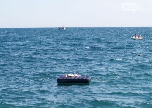 На запорожском курорте мать с тремя детьми унесло в море Фото № 0 На запорожском курорте мать с тремя детьми унесло в море Фото № 0