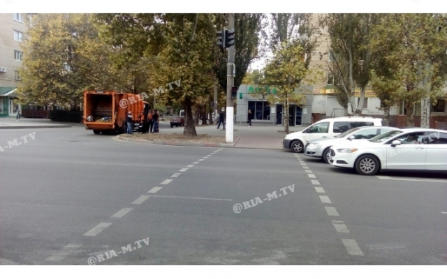 В Мелитополе мусоровоз задел припаркованное авто (ФОТО) Фото № 3 В Мелитополе мусоровоз задел припаркованное авто (ФОТО) Фото № 3