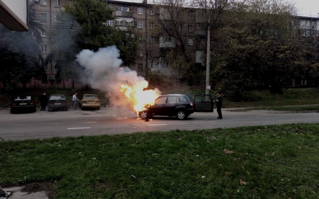 В Запорожье посреди дороги вспыхнул китайский автомобиль (ФОТО) Фото № 4 В Запорожье посреди дороги вспыхнул китайский автомобиль (ФОТО) Фото № 4