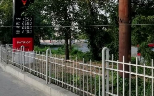 В Запорожье на главном проспекте свисает электрический провод (ФОТО, ВИДЕО) Фото № 2 В Запорожье на главном проспекте свисает электрический провод (ФОТО, ВИДЕО) Фото № 2