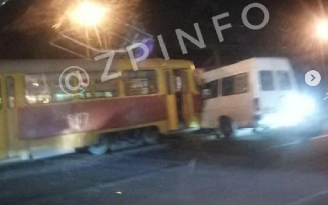 В Запорожье трамвай протаранил маршрутку: Есть пострадавшие (ФОТО, ВИДЕО) Фото № 0 В Запорожье трамвай протаранил маршрутку: Есть пострадавшие (ФОТО, ВИДЕО) Фото № 0