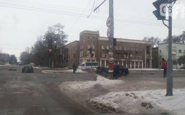 В центре города столкнулись легковушки Фото № 0 В центре города столкнулись легковушки Фото № 0