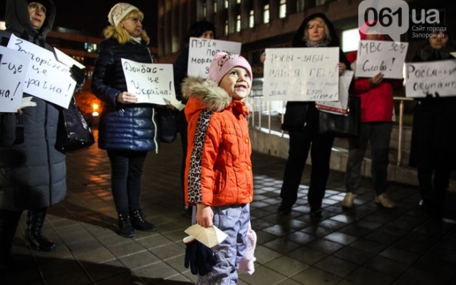 Жители Запорожья организовали митинг в поддержку украинских моряков, которые оказались в плену Фото № 3 Жители Запорожья организовали митинг в поддержку украинских моряков, которые оказались в плену Фото № 3
