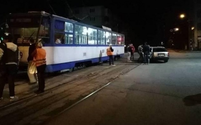 На перекрестке в Запорожье легковой автомобиль влетел в трамвай (ФОТО) Фото № 2 На перекрестке в Запорожье легковой автомобиль влетел в трамвай (ФОТО) Фото № 2