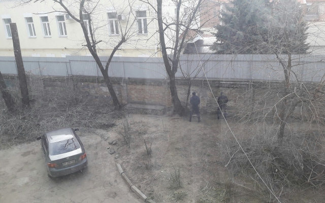 Запорожцев застали за неприличным занятием во дворе (ФОТО) Фото № 2 Запорожцев застали за неприличным занятием во дворе (ФОТО) Фото № 2
