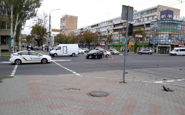 В Запорожье столкнулись две иномарки Фото № 0 В Запорожье столкнулись две иномарки Фото № 0